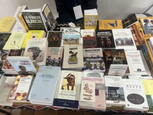 Livres consacrés à Haïti, à Dessalines et aux cultures africaines sur une table de la manifestation.